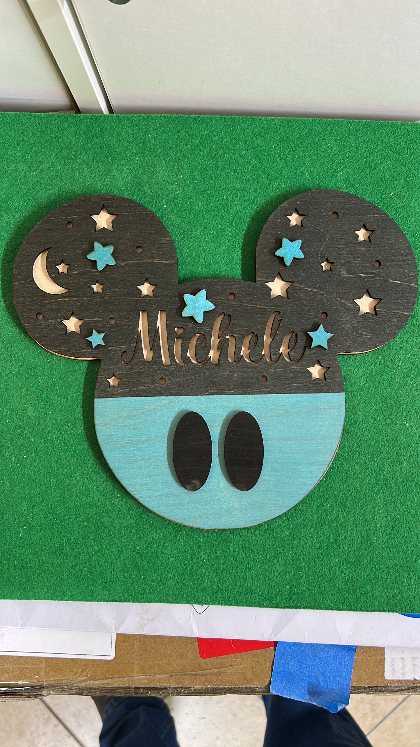 Lampada personalizzata in legno con led RGB e telecomando Topolino