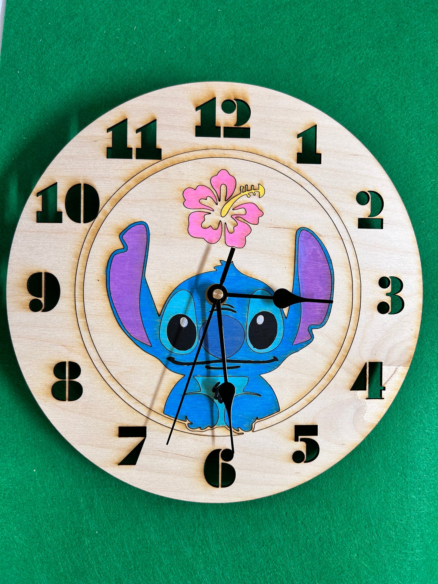 Orologio in legno personalizzato con stampa Stich
