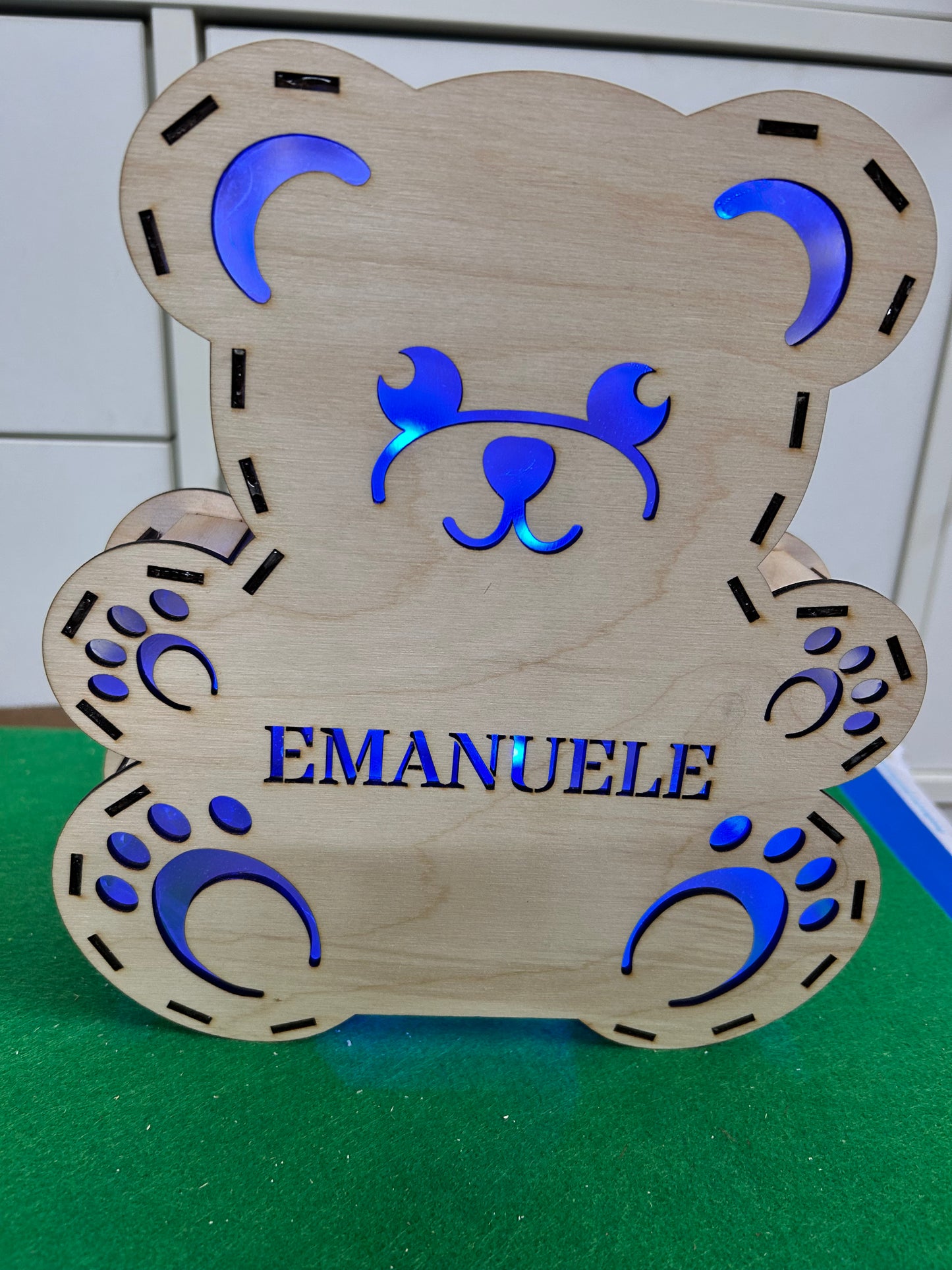 Lampada artigianale in legno personalizzata con luci RGB
