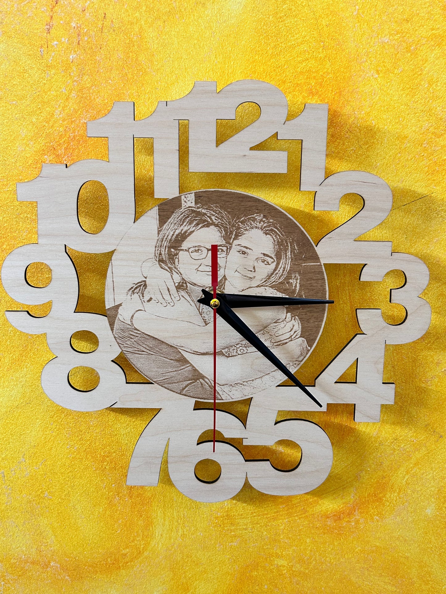Orologio da parete con foto incisa su legno