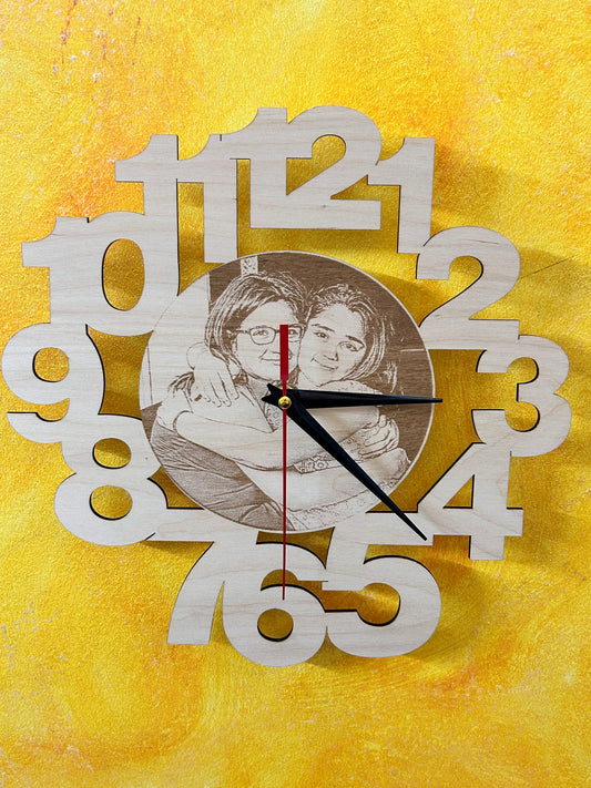 Orologio da parete con foto incisa su legno