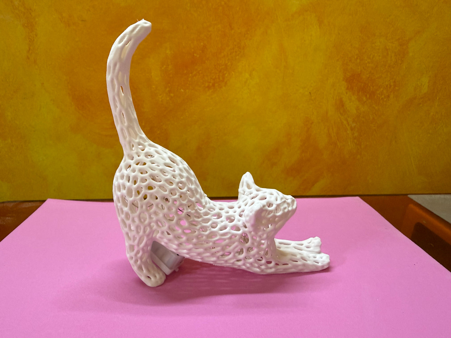 Gatto stile Voronoi con luci a led bianche