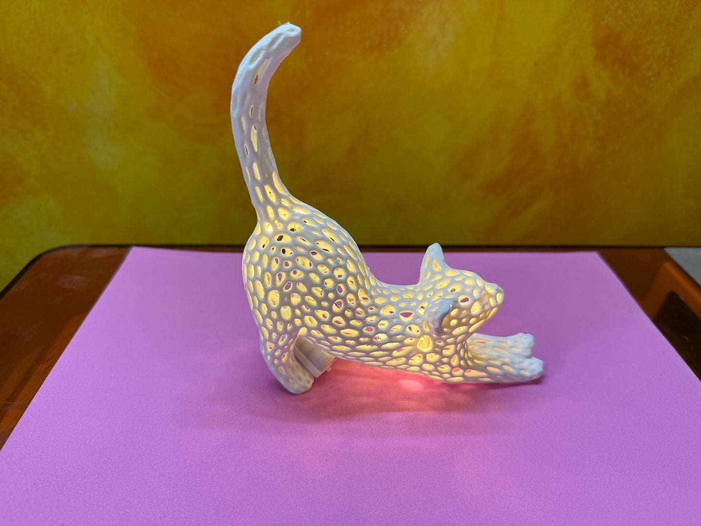 Gatto stile Voronoi con luci a led bianche