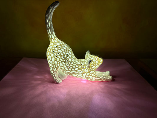 Gatto stile Voronoi con luci a led bianche
